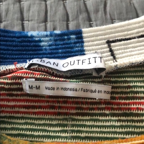 UO Abstract Crop Top - Picture 2 of 3